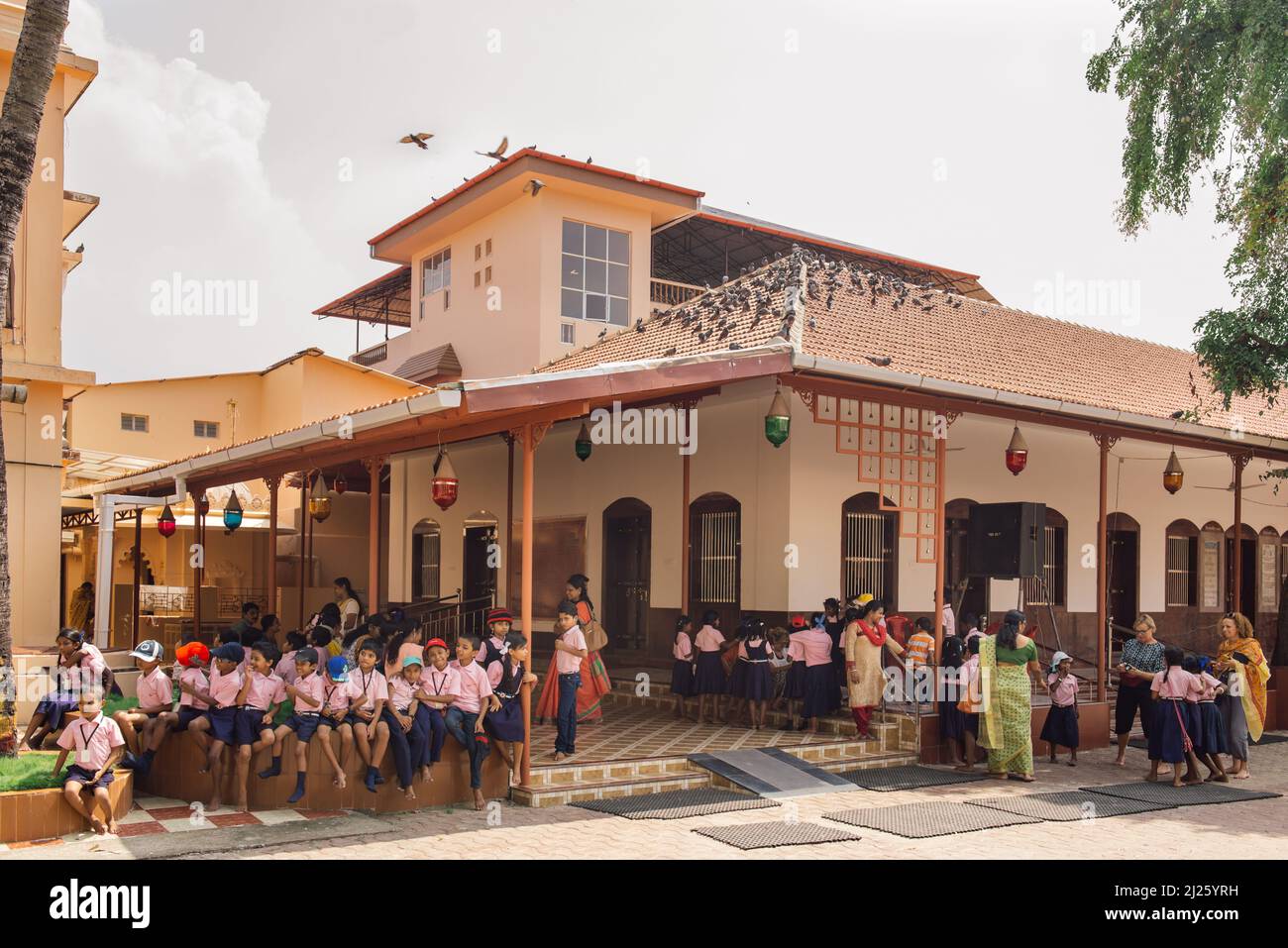 Kochi, Inde - 28 novembre 2015 : les enfants indiens se reposent après le bâtiment de leur école Banque D'Images