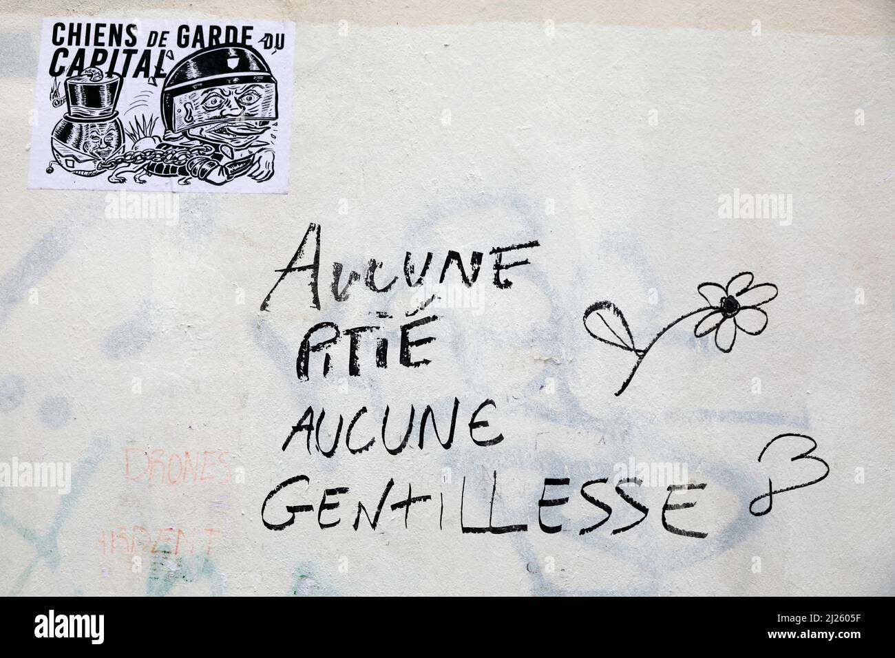 Graffiti sur un mur à Paris, France : 'pas de pitié, pas de bonté' Banque D'Images