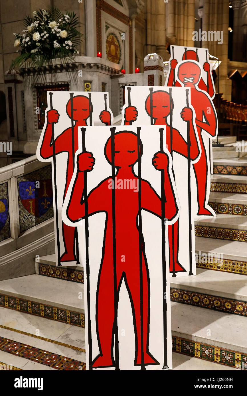 Affiches placées dans la basilique du Sacré-cœur par la charité aide a l'Eglise en Detresse, Paris, France Banque D'Images