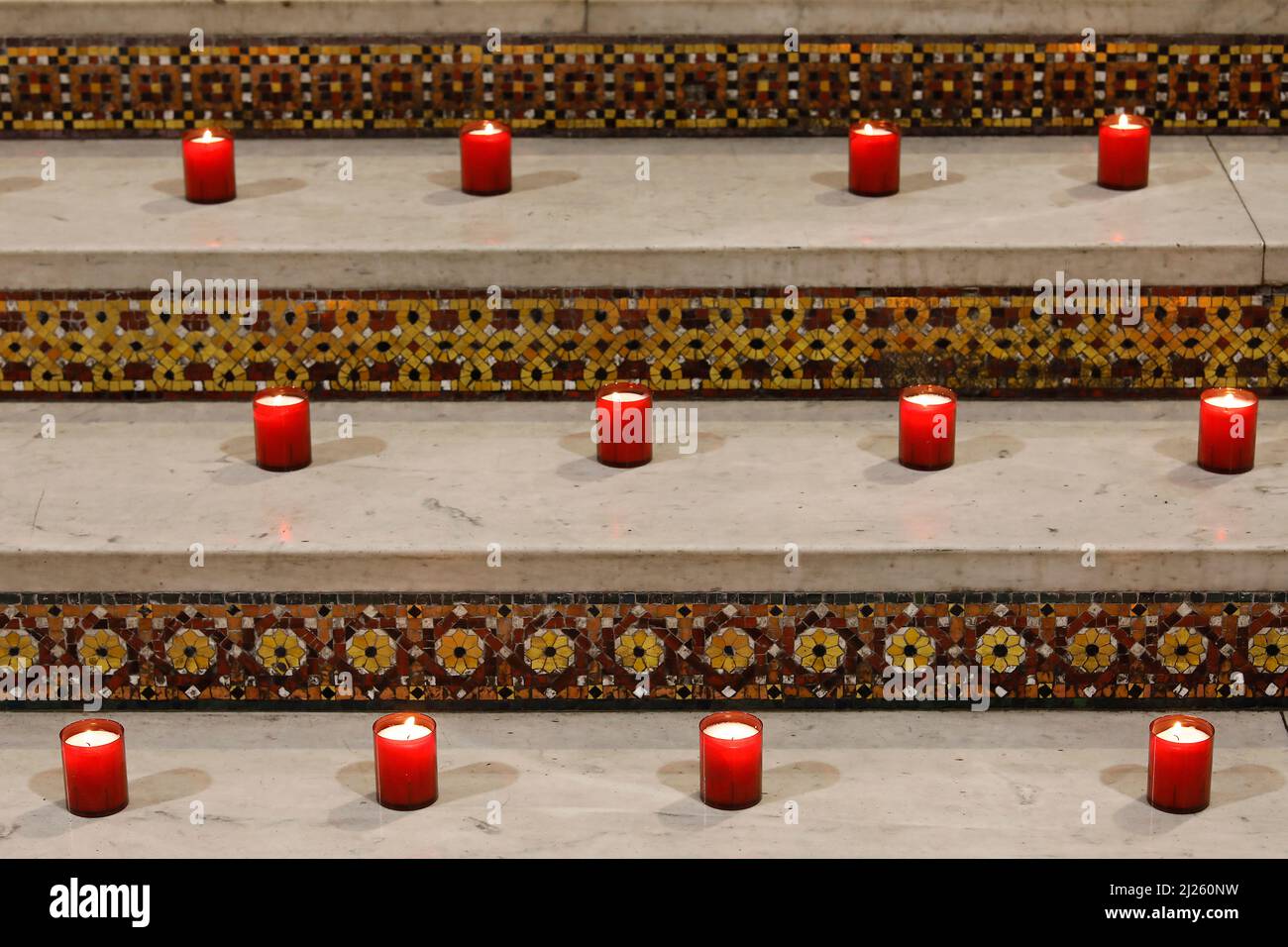 Bougies placées dans la basilique du Sacré-cœur par la charité aide a l'Eglise en Detresse, Paris, France Banque D'Images