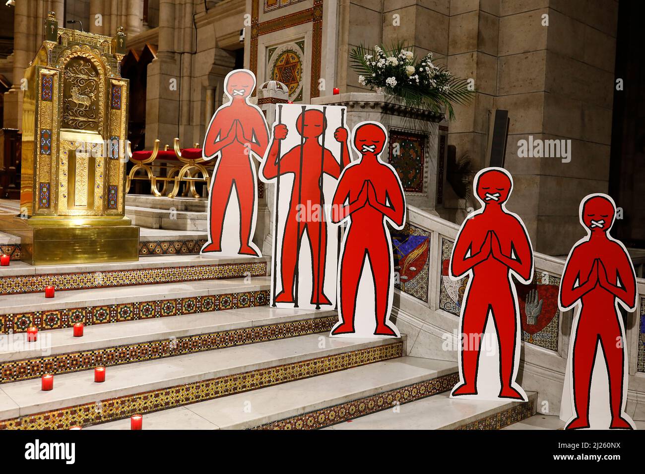 Affiches placées dans la basilique du Sacré-cœur par la charité aide a l'Eglise en Detresse, Paris, France Banque D'Images