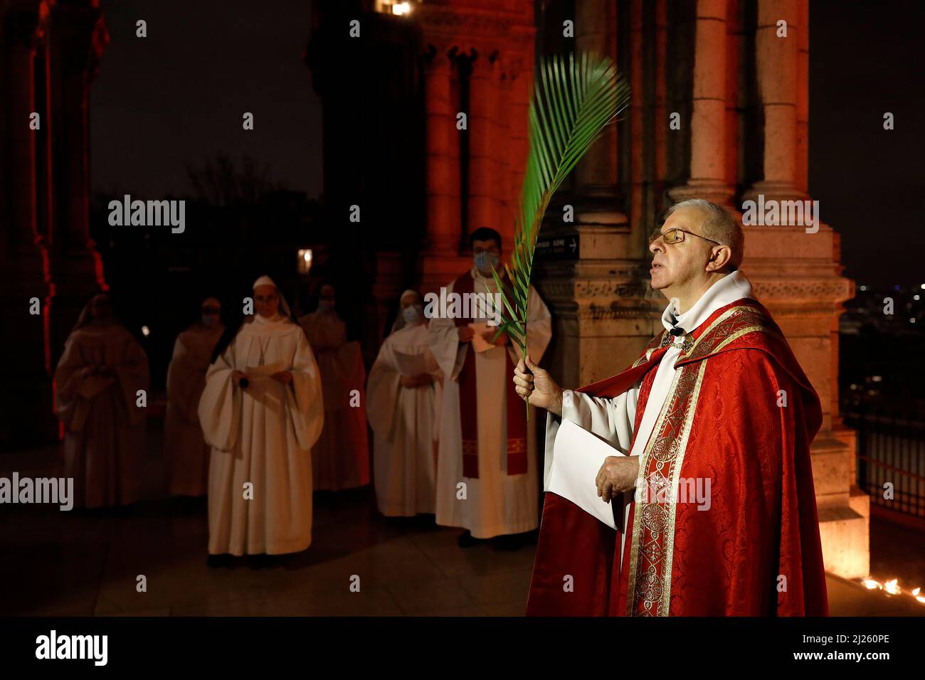 Prêtre catholique tenant le palmier à l'extérieur de la basilique du Sacré-cœur, Paris, France Banque D'Images