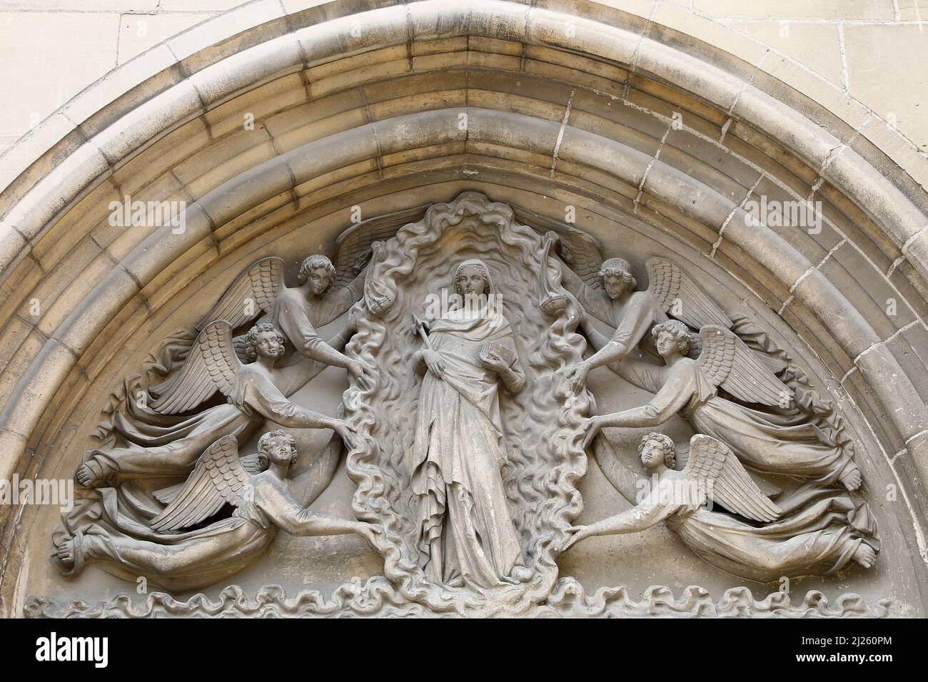 Ympanum de l'église notre-Dame de l'Assomption, Auvers-sur-Oise, France Banque D'Images