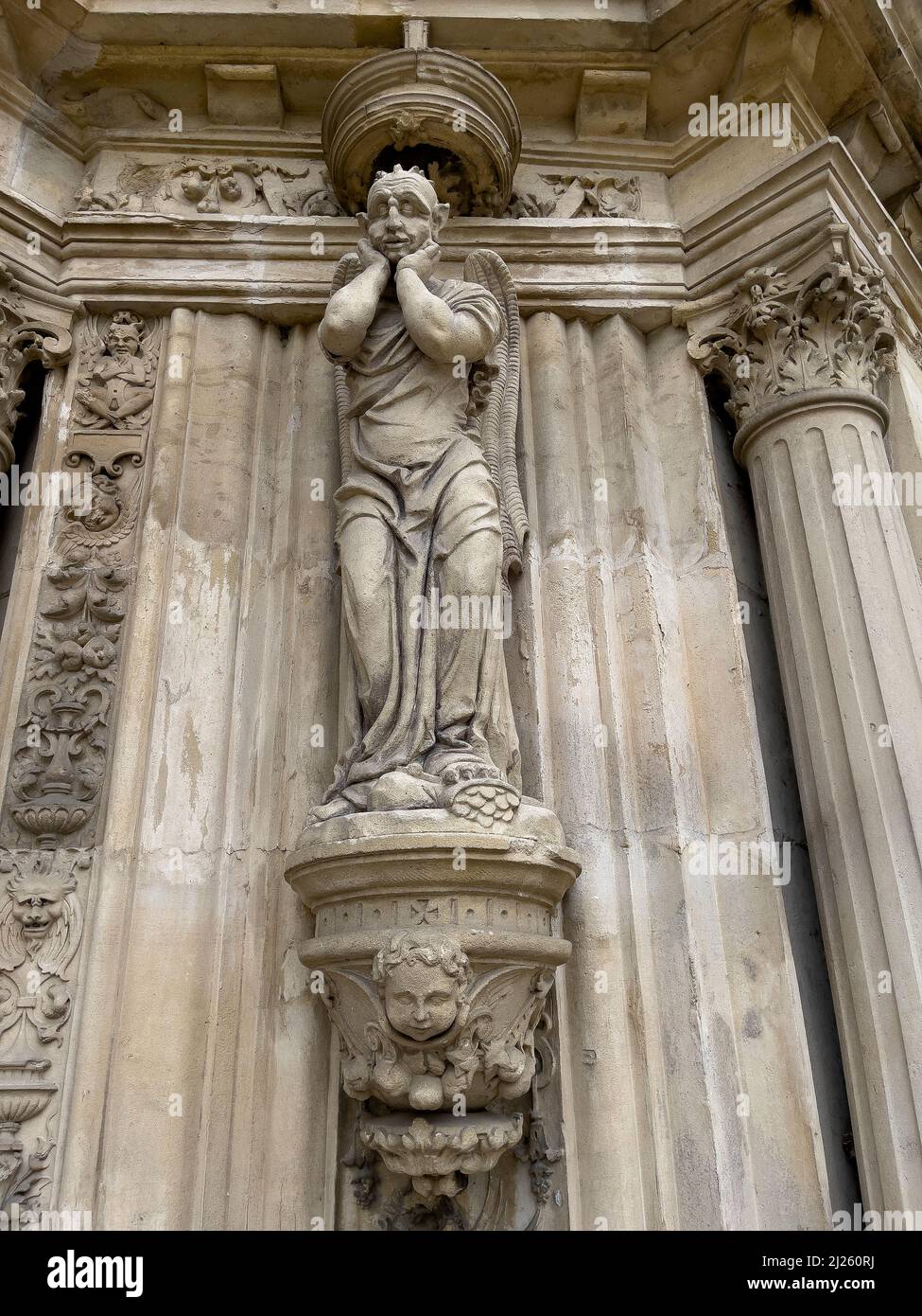 Église catholique Saint Martin, l'isle-Adam. Statue et reliefs Banque D'Images