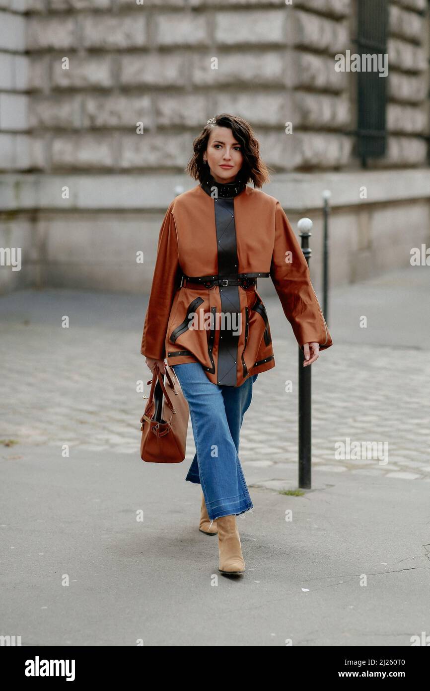 Street style, Alexandra Pereira arrivant au spectacle Hermes automne-hiver 2022-2023, tenu à Garde Republicaine, Paris, France, le 5th mars 2022. Photo de Marie-Paola Bertrand-Hillion/ABACAPRESS.COM Banque D'Images