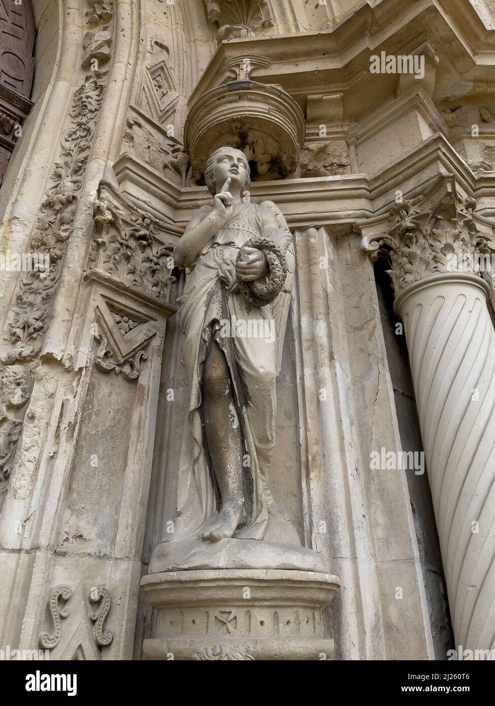 Église catholique Saint Martin, l'isle-Adam. Statue et reliefs Banque D'Images