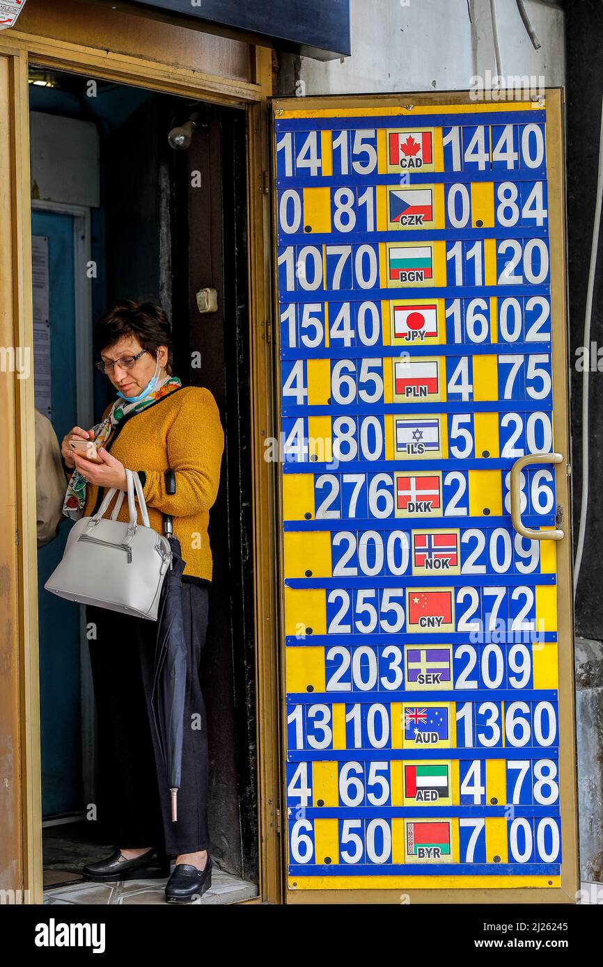 Femme au bureau de change de Chisinau, Moldavie Banque D'Images