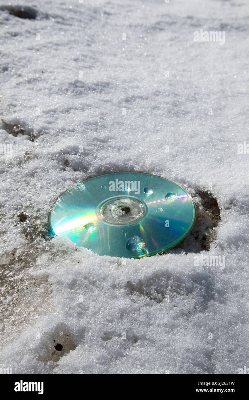 Jetez le disque compact dans la neige à l'extérieur Banque D'Images