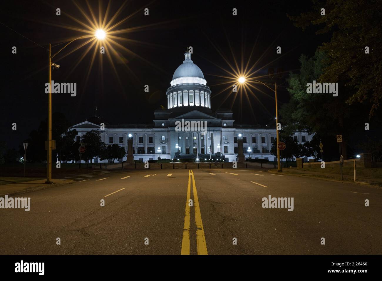 Une photo nocturne du bâtiment du Capitole de l'État de l'Arkansas à Little Rock Banque D'Images