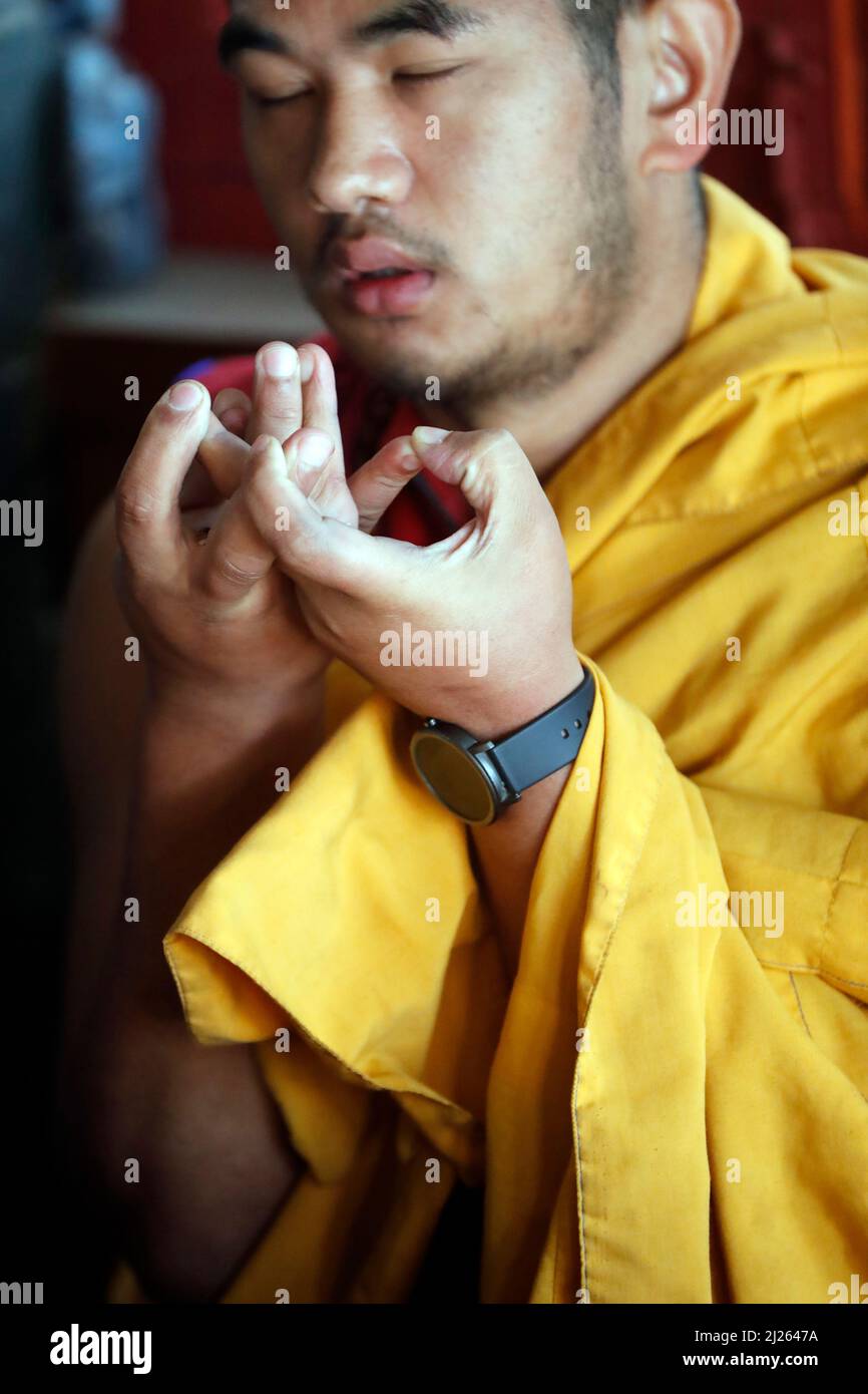 Temple bouddhiste Ganesh Saraswati. Monk à la cérémonie. Mudra. Banque D'Images