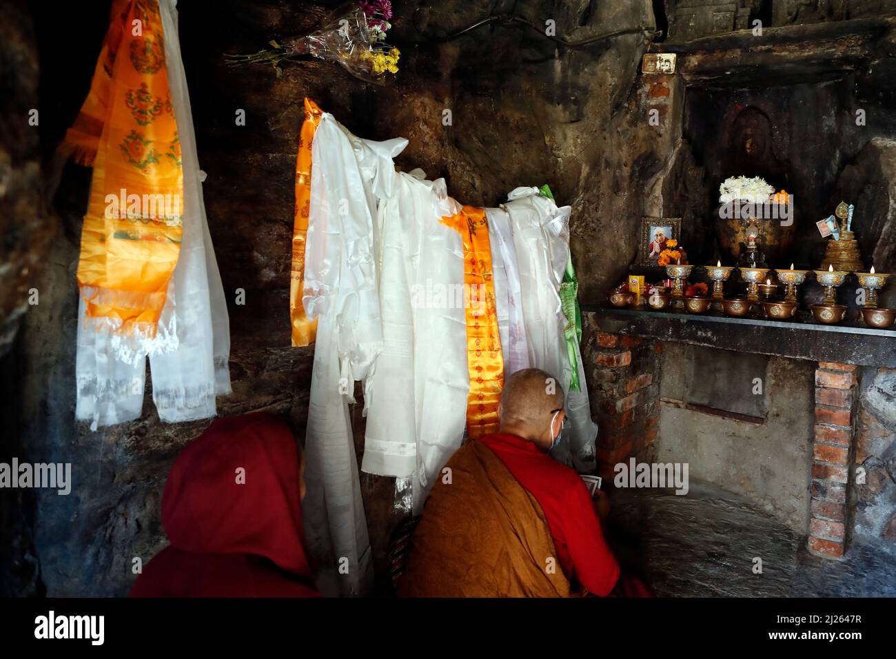 Monastère de Pema Osel Ling. Moines priant dans une grotte. Banque D'Images
