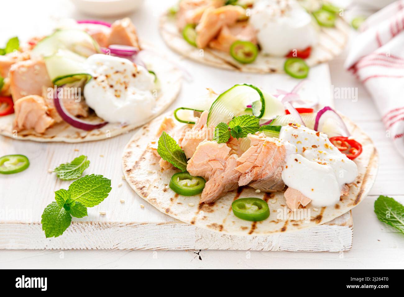 Tacos épicés au saumon grillé, légumes, ricotta, piment et menthe fraîche Banque D'Images