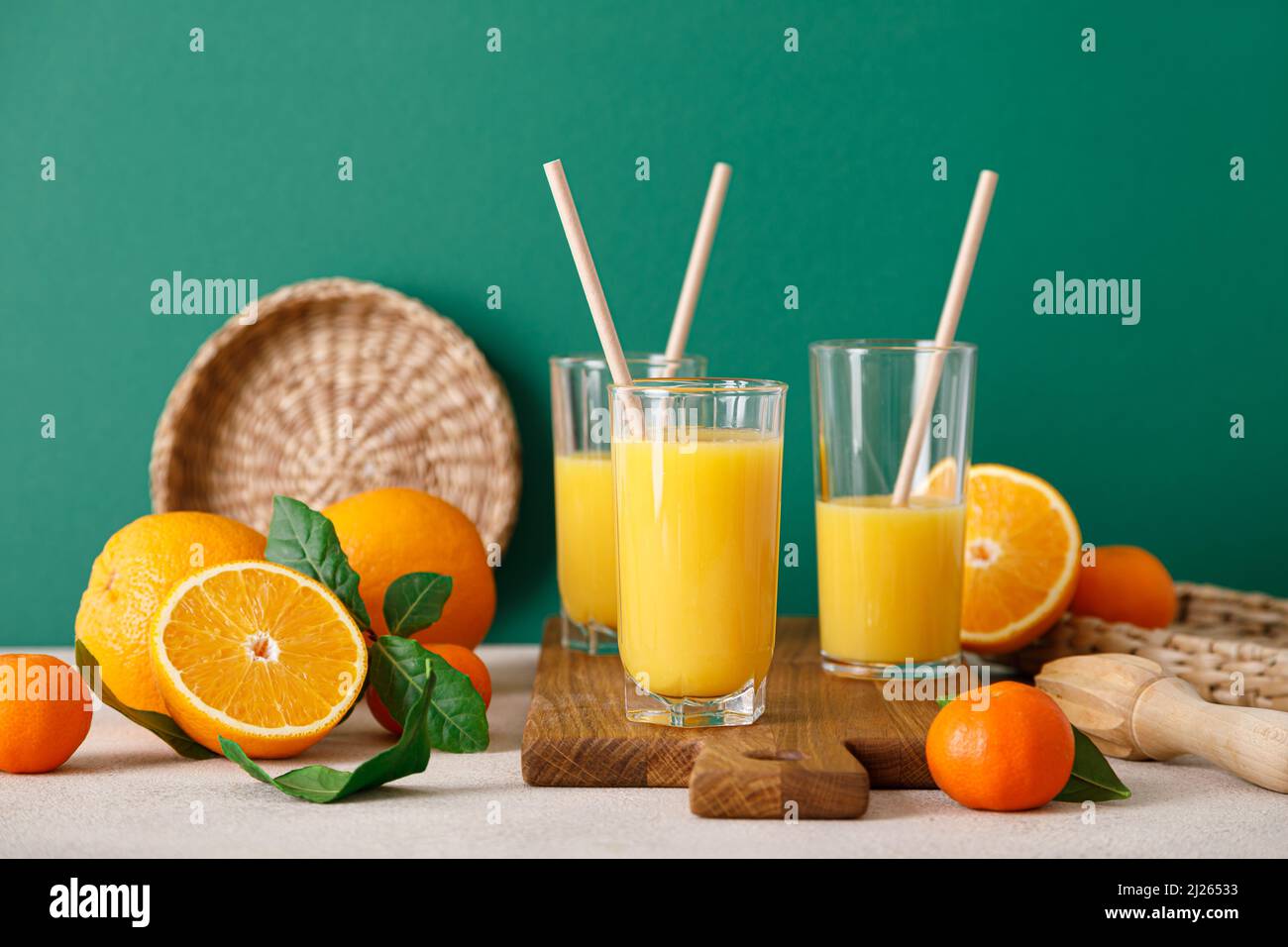 Jus d'orange fraîchement pressé dans un pichet en verre et fruits frais avec des feuilles, boisson saine, vitamine c concept Banque D'Images