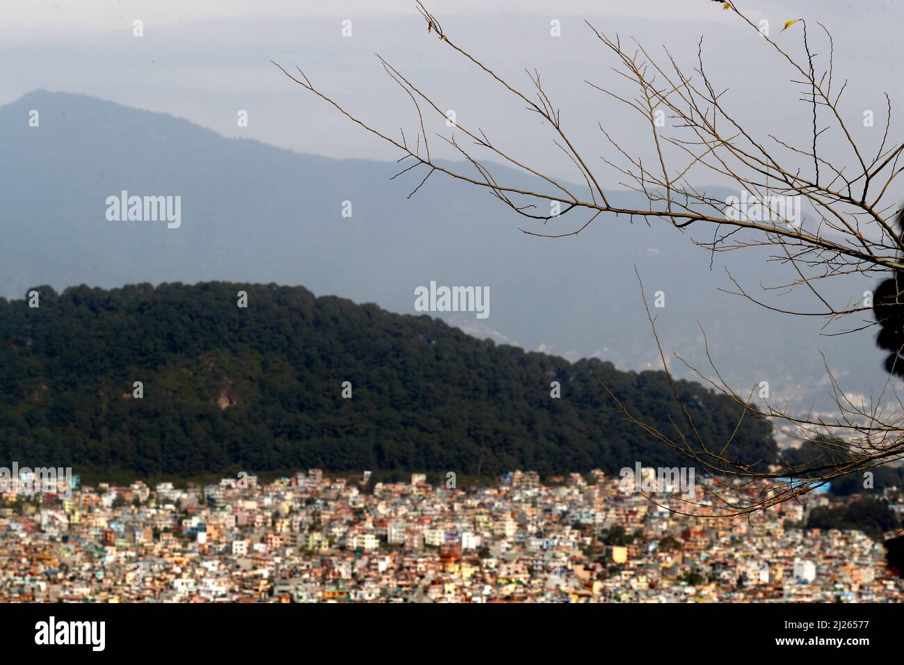 Vue panoramique sur la poussière de Katmandou, la capitale du Népal. Banque D'Images