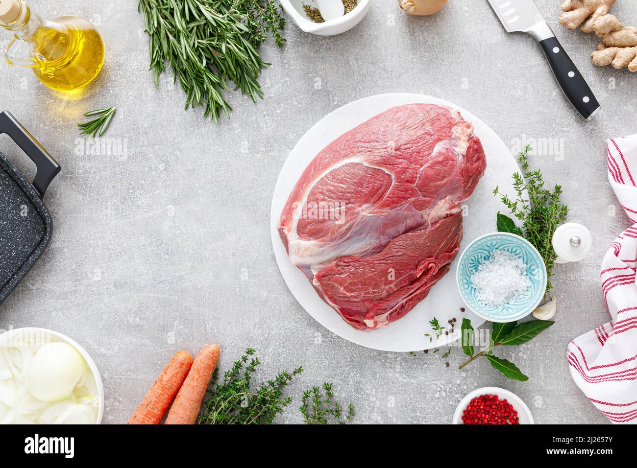 Filet de viande de veau cru sur la planche à découper de cuisine avec ingrédients pour la cuisine, vue de dessus, au-dessus, plat Banque D'Images