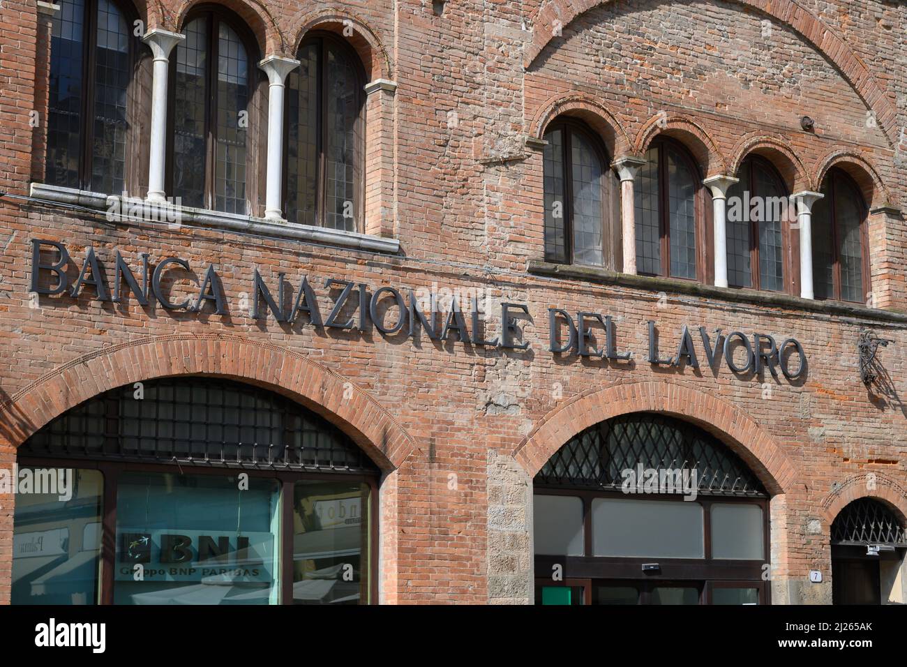 Lucca-Mars 2022-Italie Bâtiment historique de la Banque nationale du travail situé sur la Piazza S. Michele Banque D'Images