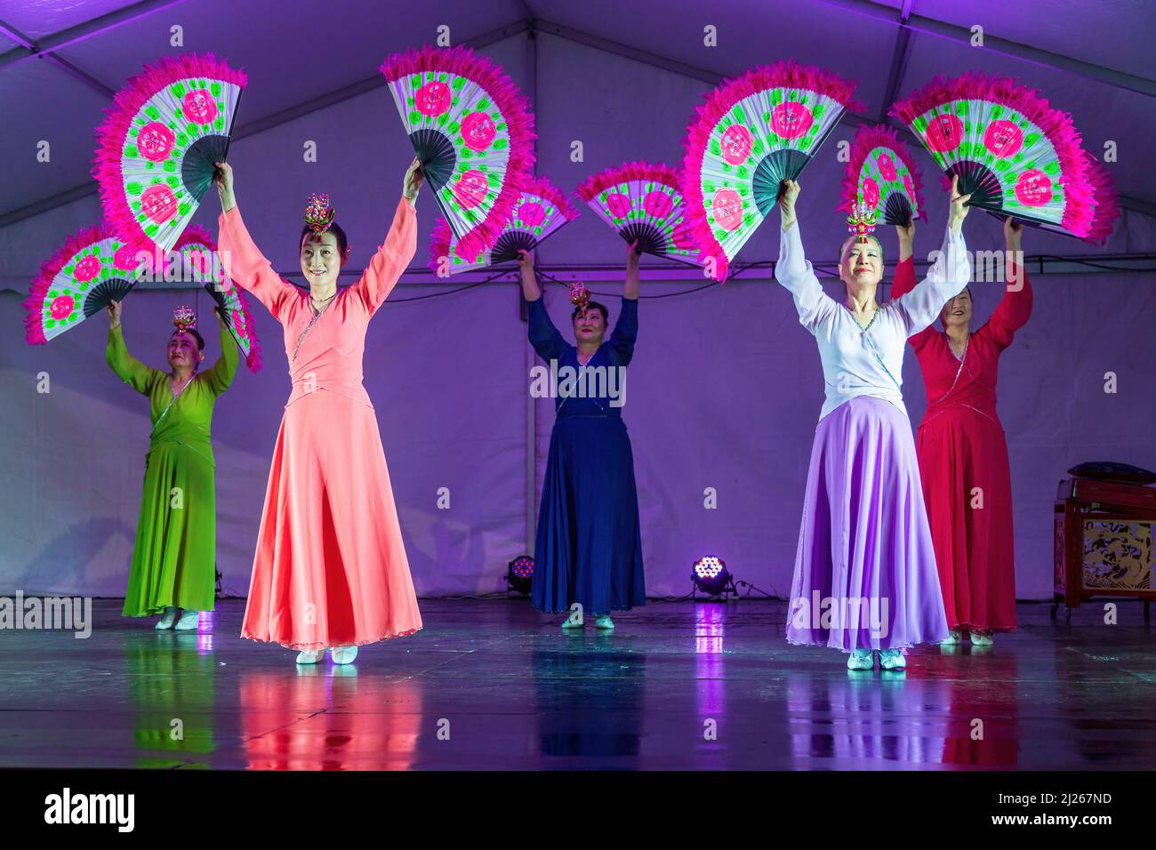 Un groupe de femmes coréennes vêtues de hanbok dansent un fan sur scène pendant les fêtes de la mi-automne Banque D'Images