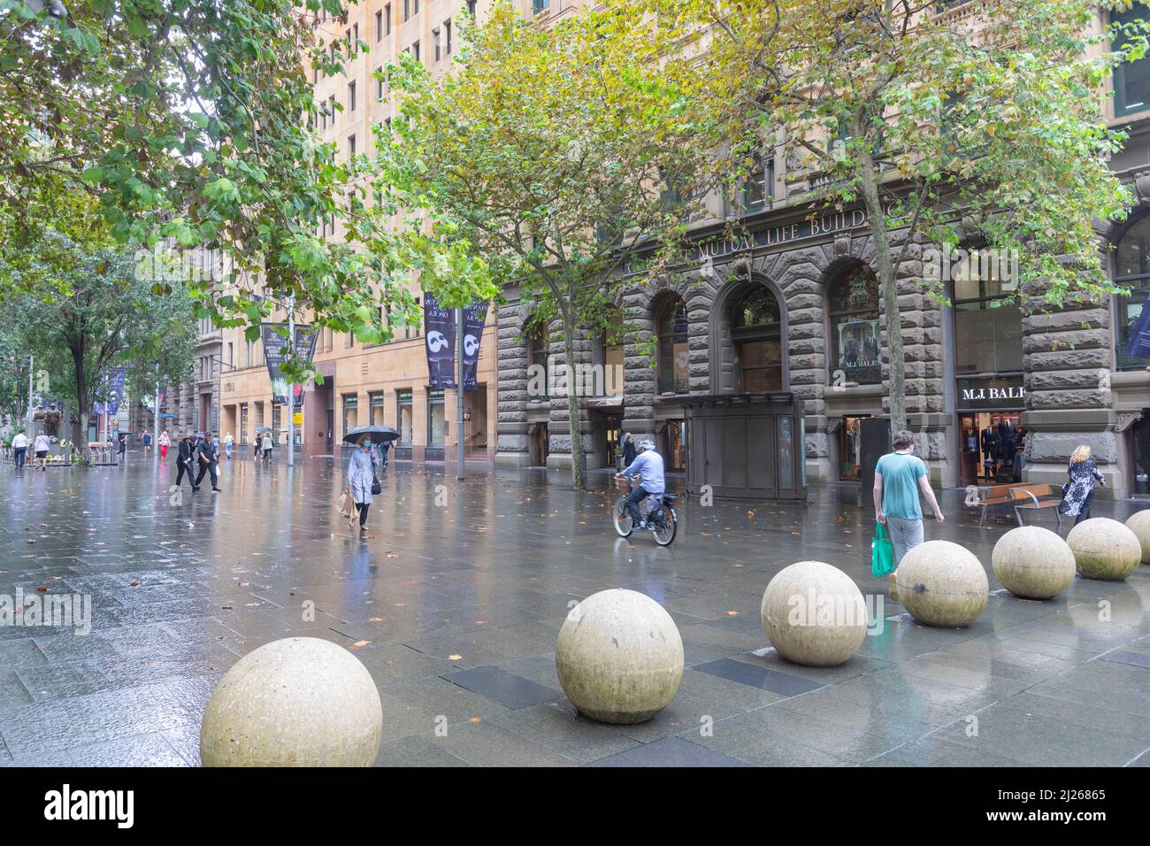 Place piétonne Martin place dans le centre-ville de Sydney avec bornes de sécurité lors d'une journée d'automne humide, Sydney, Australie Banque D'Images