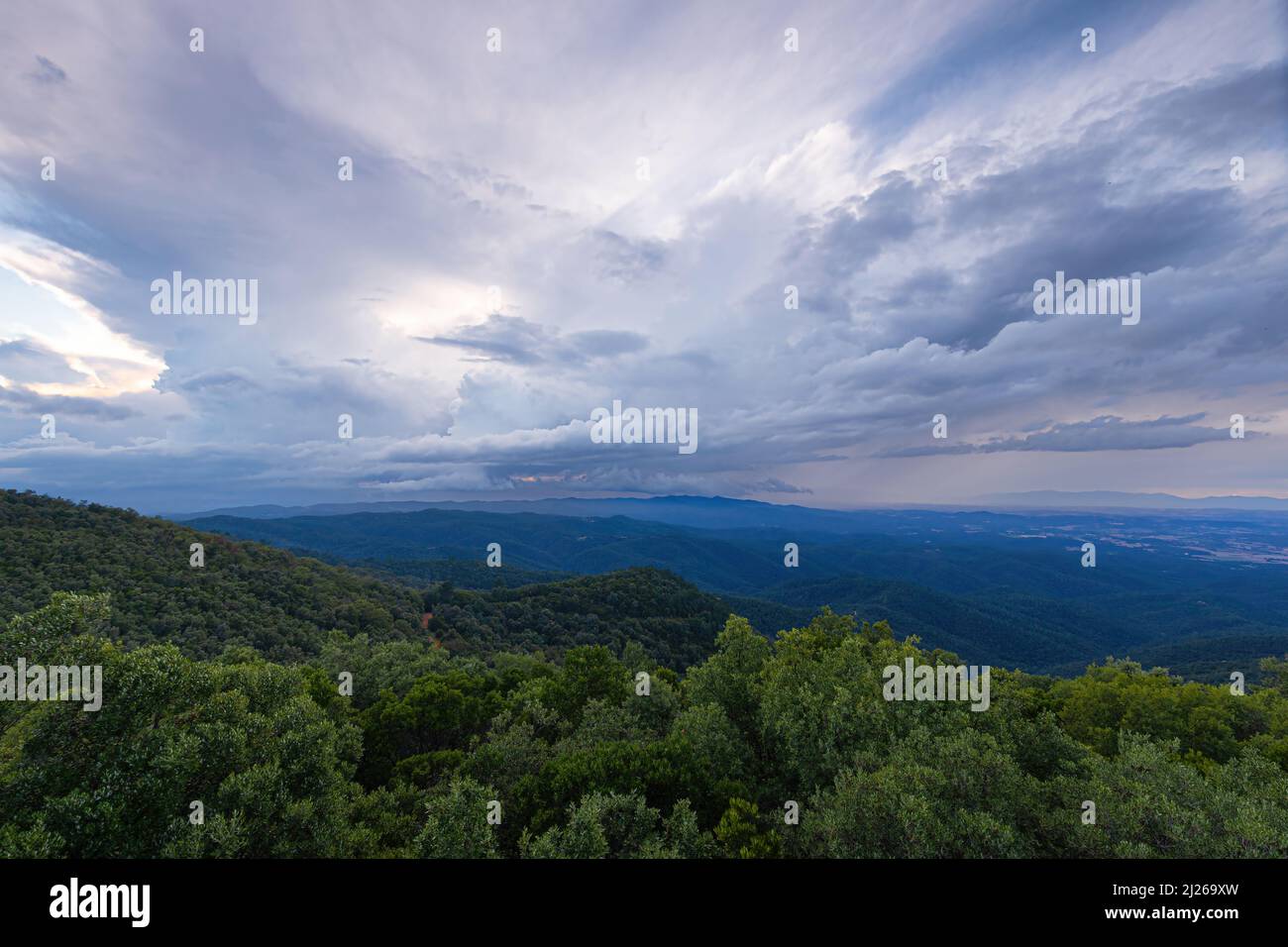 Ciel spectaculaire sur le paysage de montagne depuis l'Espagne Banque D'Images