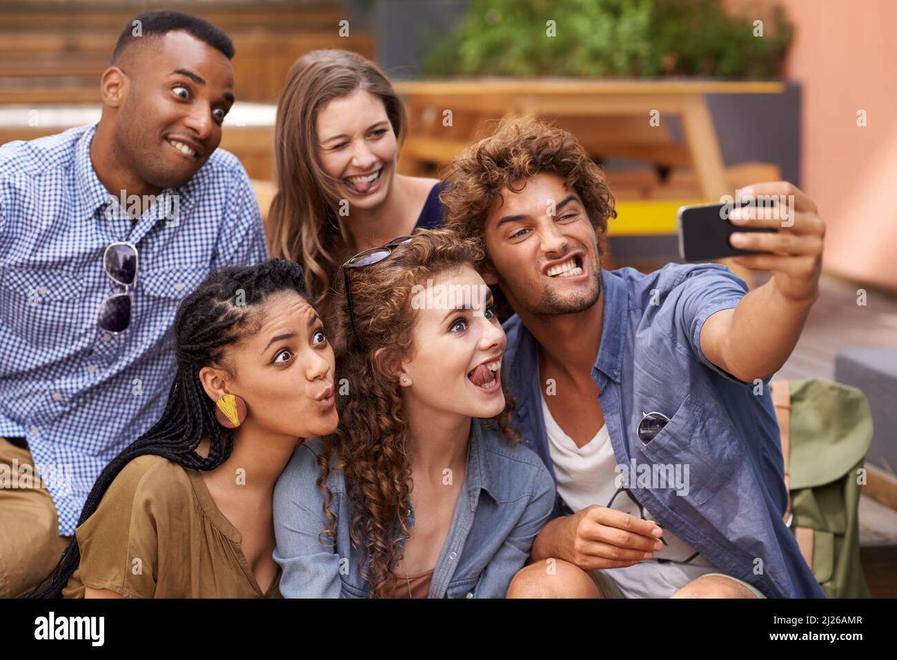 Tous à bord du Selfie express. Une photo de groupe d'étudiants universitaires s'amusant sur le campus. Banque D'Images