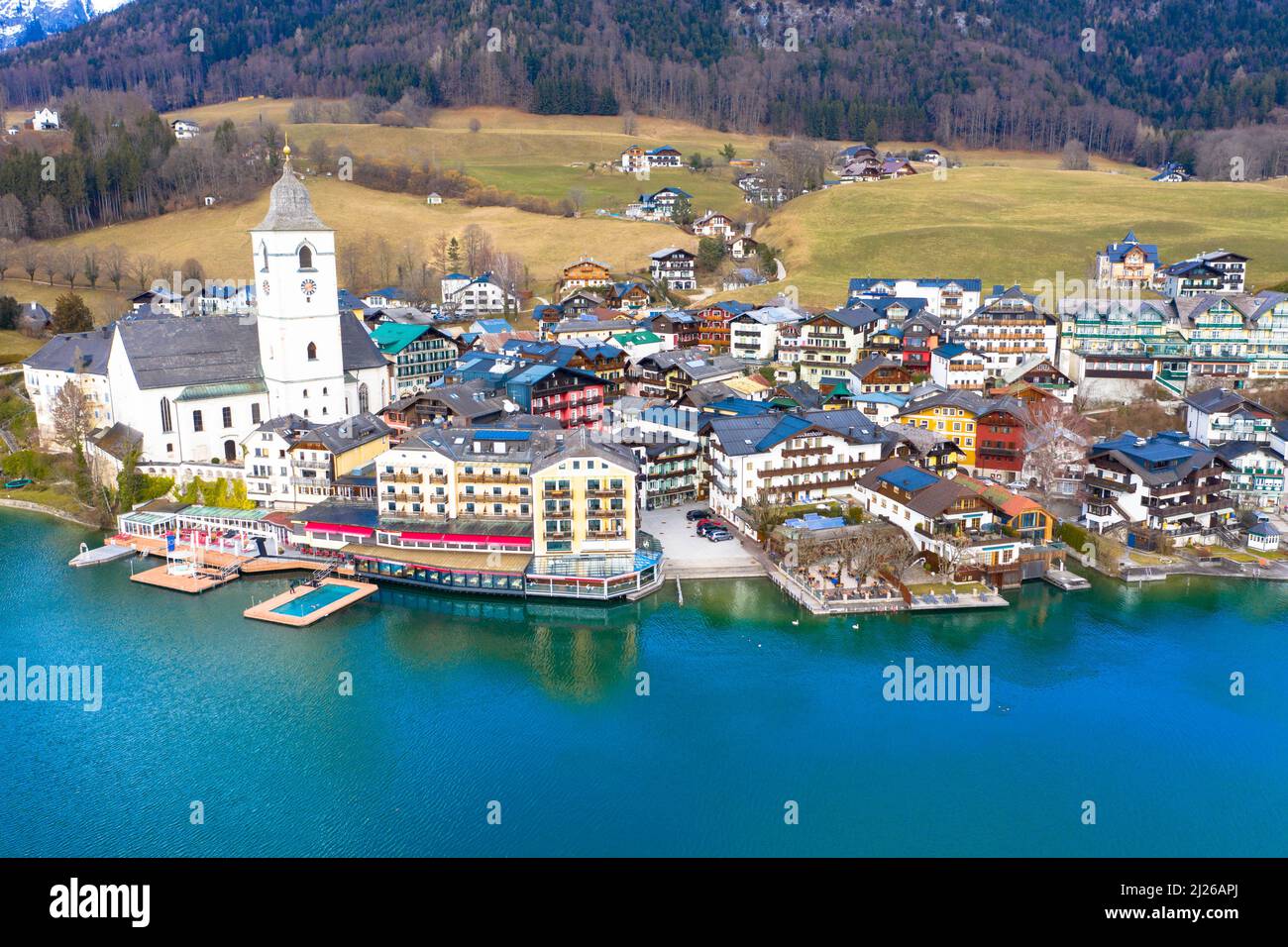 Belle vue aérienne depuis le village populaire Sankt Wolfgang im Salzkammergut. Alpes montagnes, église et lac Wolfgang. Haute-Autriche, Salzbourg Banque D'Images