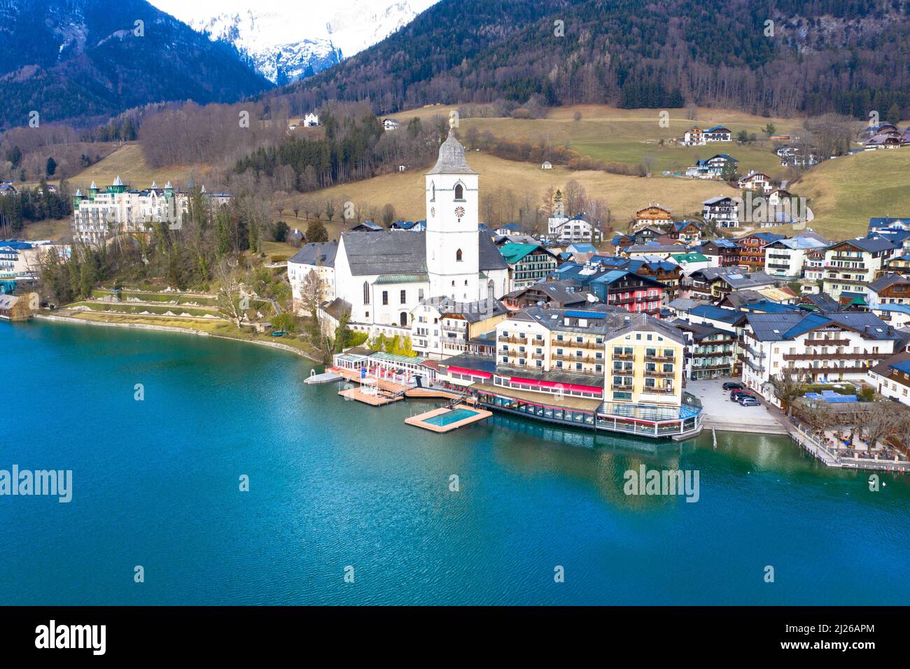 Belle vue aérienne depuis le village populaire Sankt Wolfgang im Salzkammergut. Alpes montagnes, église et lac Wolfgang. Haute-Autriche, Salzbourg Banque D'Images