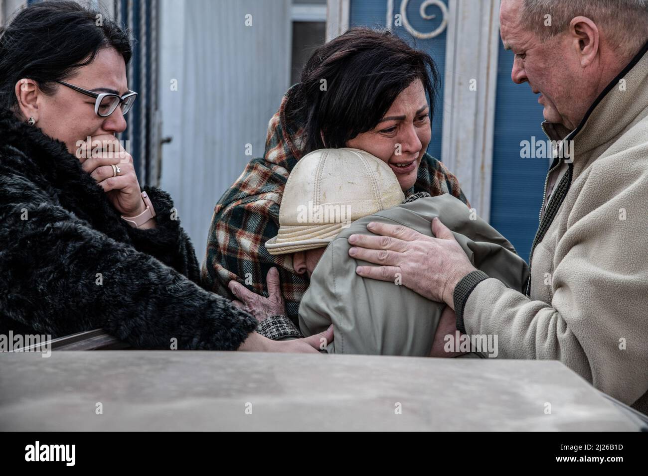 Marioupol, Ukraine. 26th mars 2022. Une femme âgée est réunifiée avec sa famille : séparée par 8 ans de guerre, l'intervention russe a rouvert la route de Marioupol à Donetsk. La bataille entre les forces russes et pro-russes et les forces ukrainiennes en déférence, sous la direction du bataillon Azov, se poursuit dans la ville portuaire de Marioupol. Crédit : SOPA Images Limited/Alamy Live News Banque D'Images