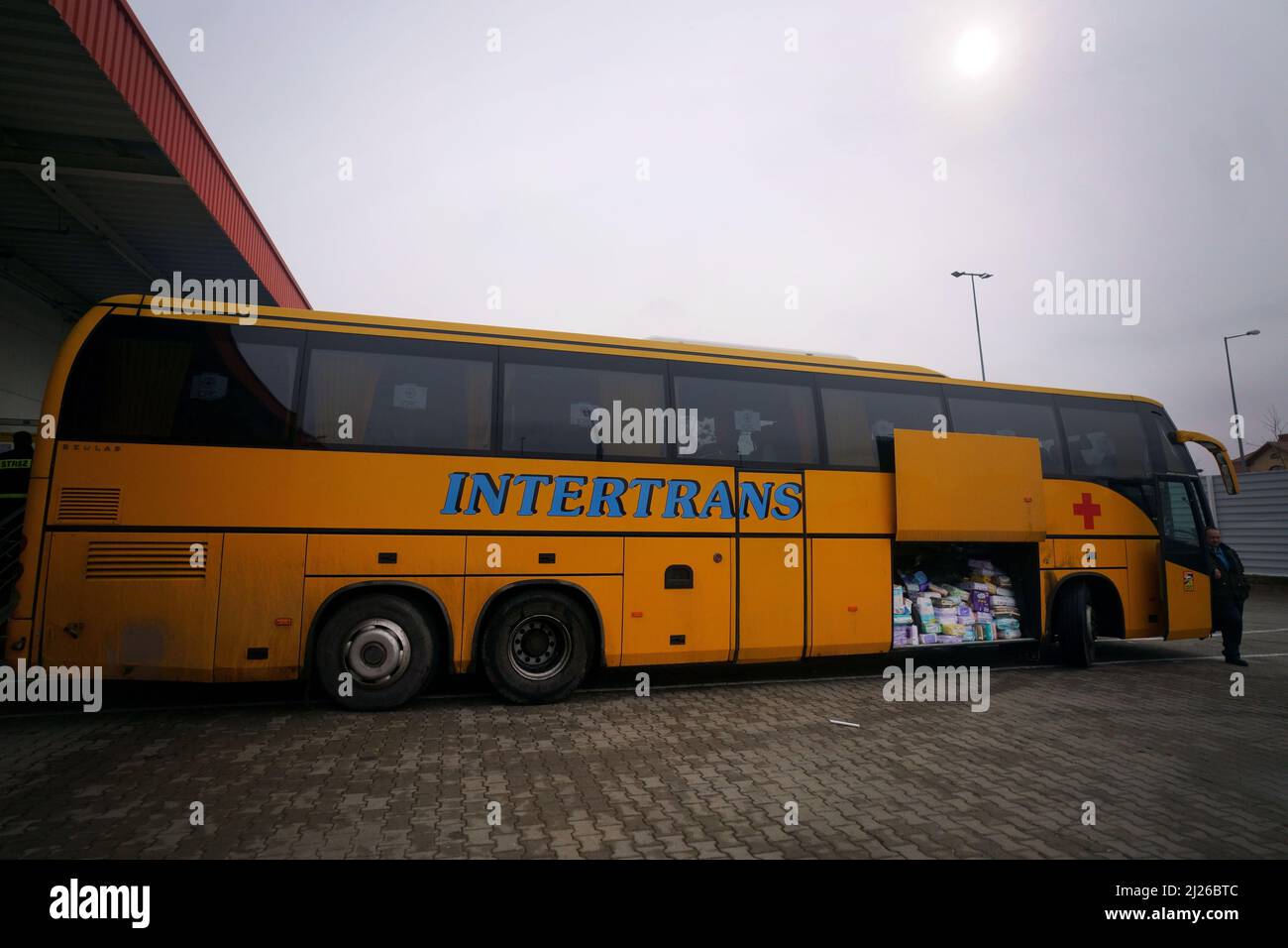 Un bus appartenant au volontaire britannique Cliff Wilson, qu’il utilisera pour transporter des fournitures d’aide à Przemysl en Pologne jusqu’en Ukraine, où il a pris des centaines de femmes et d’enfants ukrainiens au cours des trois dernières semaines et les a ramenés à la sécurité en Pologne, de l’autre côté de la frontière. Date de la photo: Mercredi 30 mars 2022. Banque D'Images
