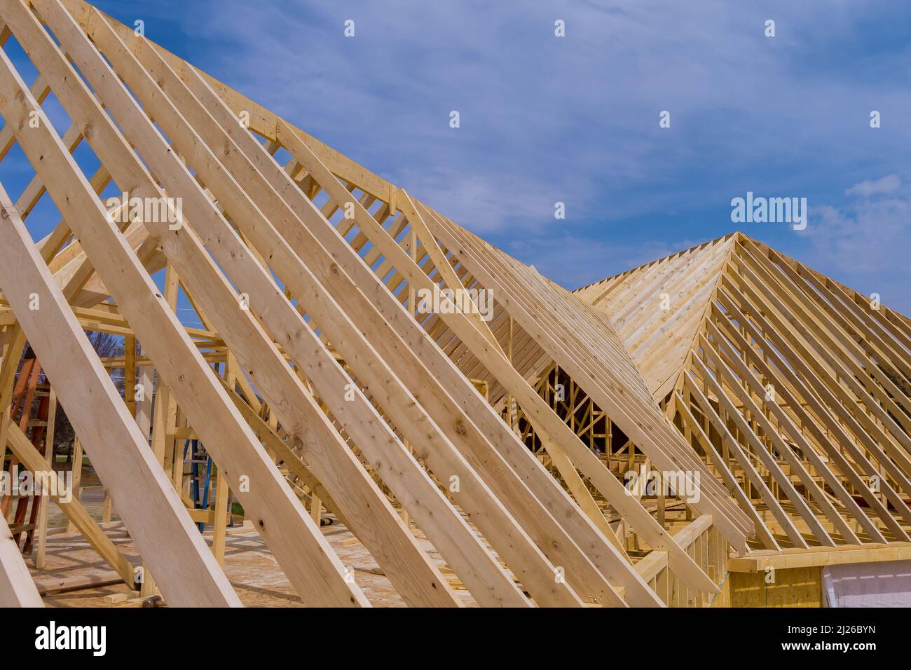 Toit en bois trusques à une maison de cadre en bois en construction Banque D'Images