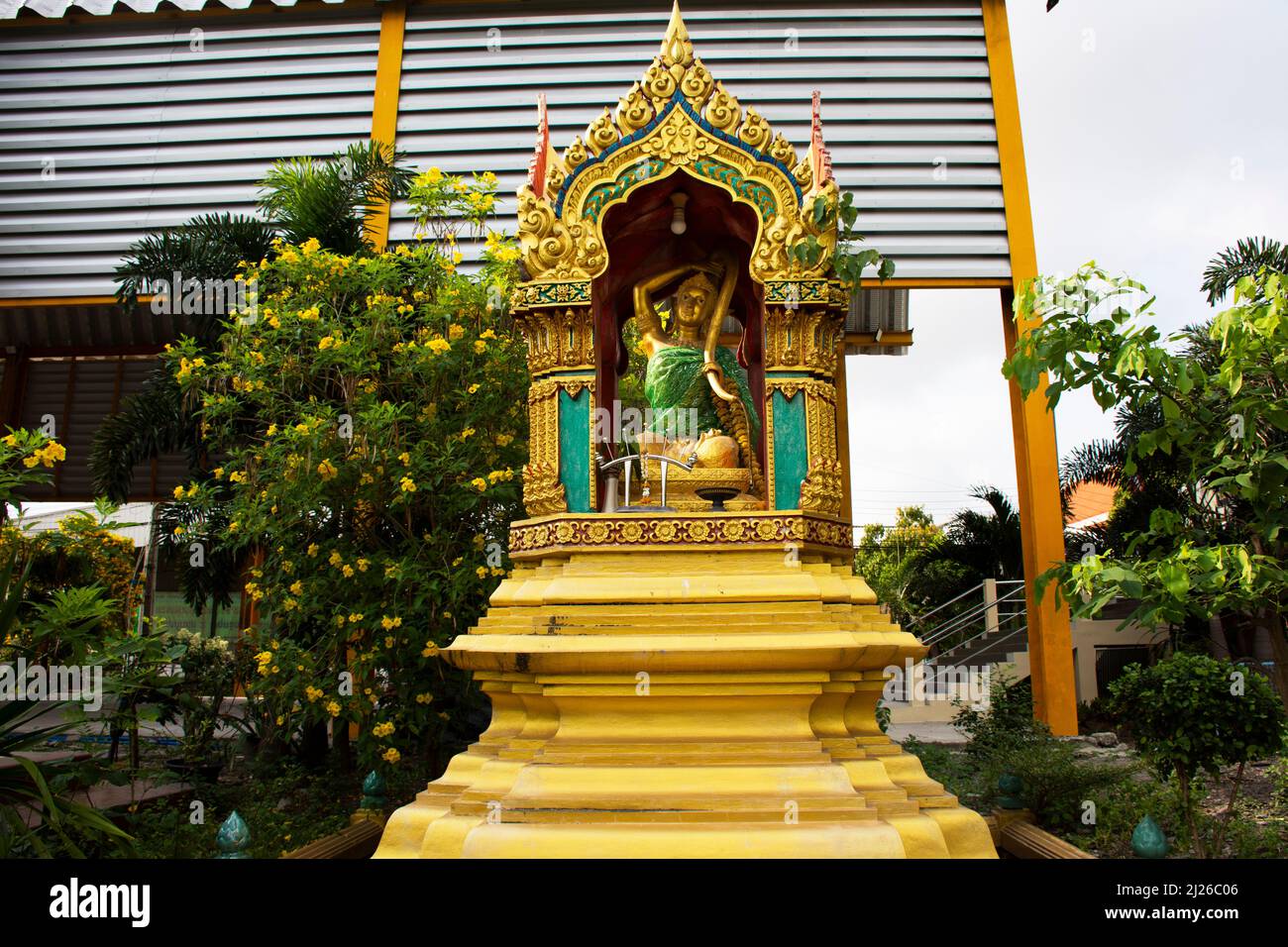 Phra Mae Thorani deity ou Vassundhara ou Dharani ange déesse antique folklore thaï dans le petit sanctuaire antique pour les gens thaïlandais Voyage de respect sans Banque D'Images