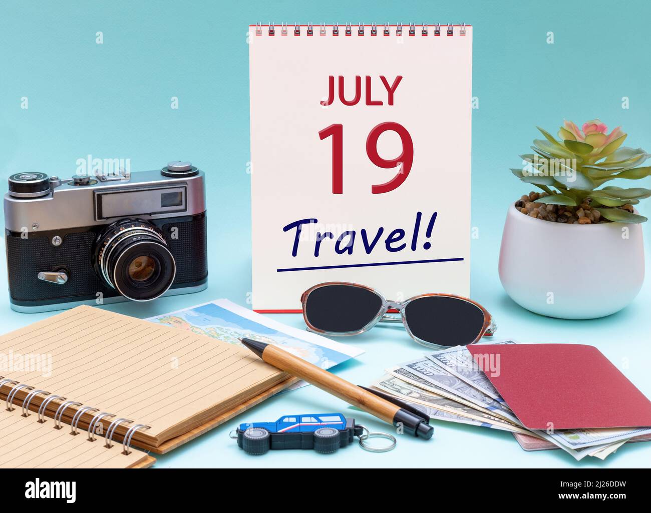 19th jour de juillet. Planification de voyage, voyage de vacances - Calendrier avec la date 19July verres bloc-notes stylo appareil photo passeports en espèces. Mois d'été, jour du vous Banque D'Images