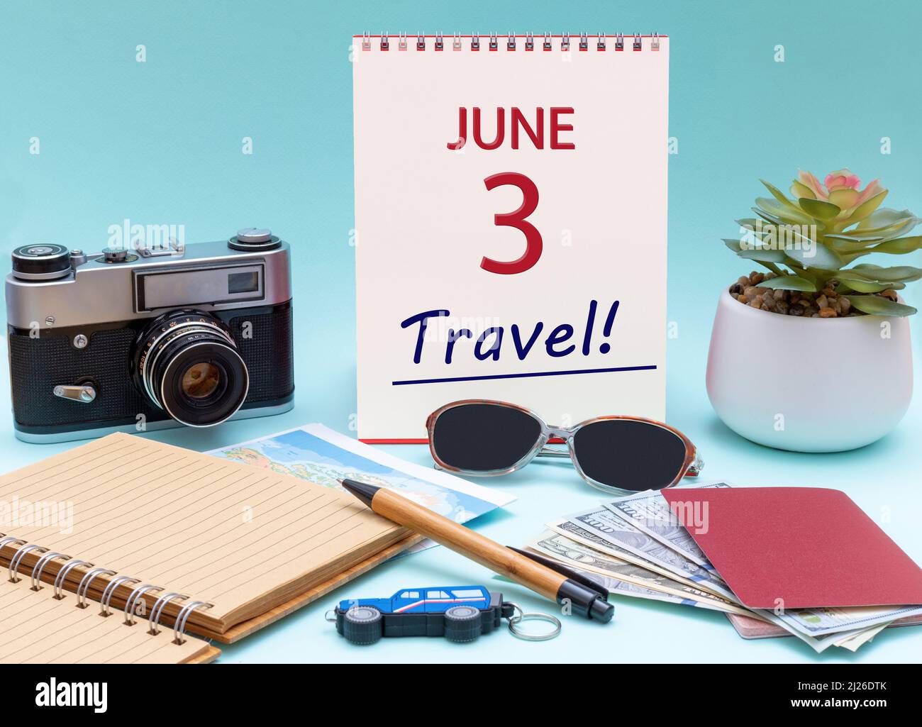 3rd jour de juin. Planification de voyage, voyage de vacances - Calendrier avec la date 3 juin lunettes bloc-notes stylo appareil photo passeports en espèces. Mois d'été, jour du vous Banque D'Images