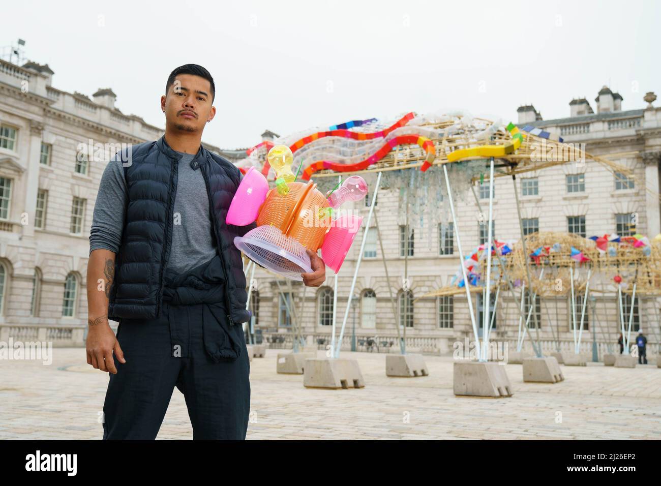 UTILISATION ÉDITORIALE SEULEMENT l'artiste Leeroy New lance son installation intitulée The ARK of Gimokudan à Somerset House, Londres. L'installation extérieure, qui a été commandée pour marquer le jour de la Terre 2022, a formé trois navires surélevés construits à partir de déchets plastiques et de matériaux recyclés. Date de la photo: Mercredi 30 mars 2022. Banque D'Images