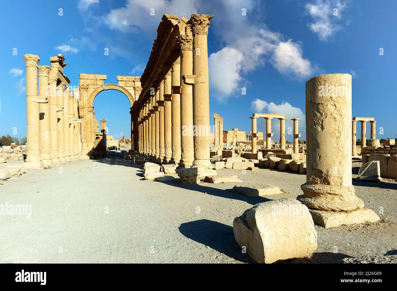 Syrie. L'ancienne ville de Palmyra. Grande colonnade et arche monumentale Banque D'Images