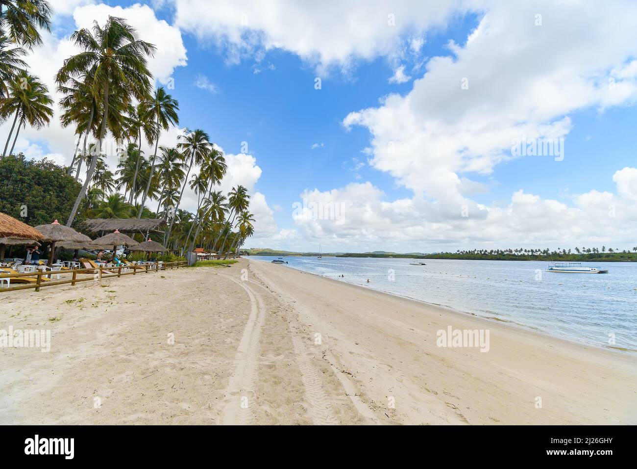 Tamandari, PE, Brésil - 18 octobre 2021 : vue sur la plage en face de Prainha dos Carneiros, restaurant et réceptif. Banque D'Images