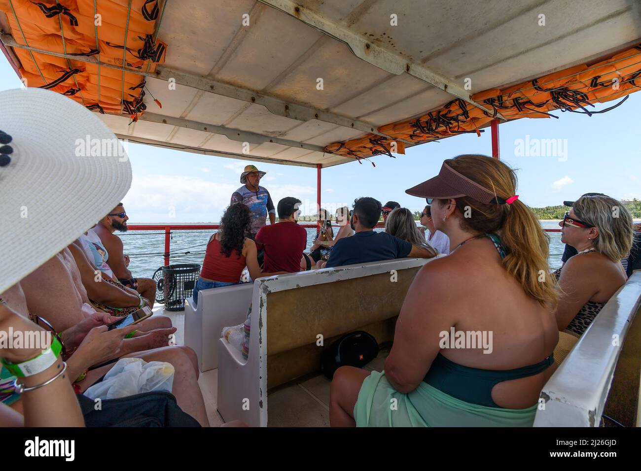Tamandares, PE, Brésil - 18 octobre 2021 : excursion en catamaran sur la plage de Carneiros, visite guidée des attractions touristiques. Banque D'Images