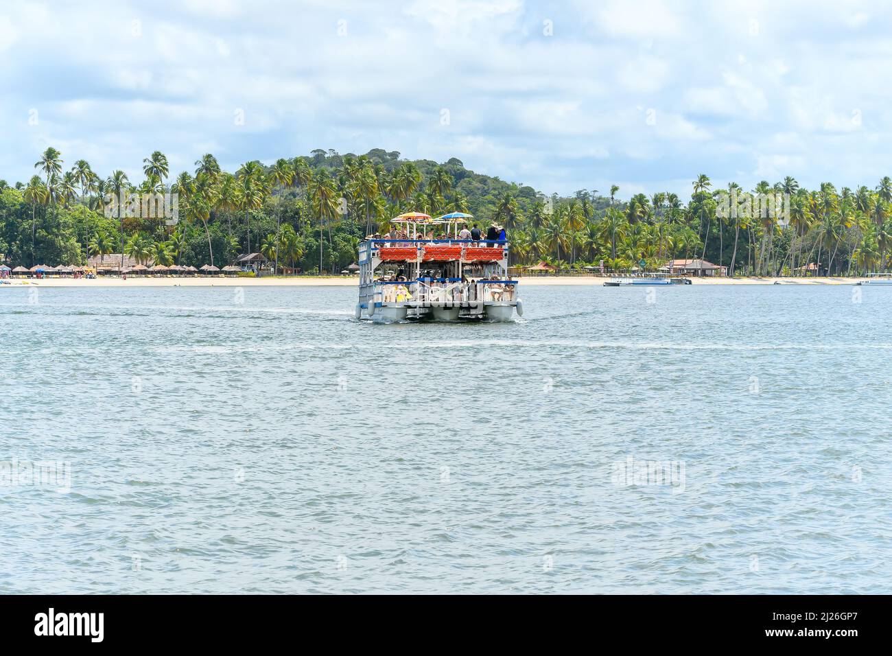 Tamandare, PE, Brésil - 18 octobre 2021 : excursion en catamaran entre la plage de Carneiros et la plage de Guadalupe. Banque D'Images