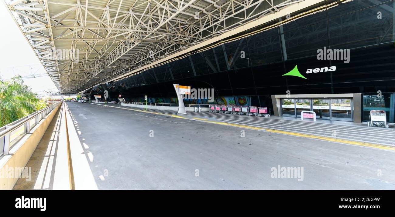 Recife, PE, Brésil - 19 octobre 2021 : zone extérieure de l'aéroport international de Recife, REC, Guarararapes - Gilberto Freyre. Banque D'Images