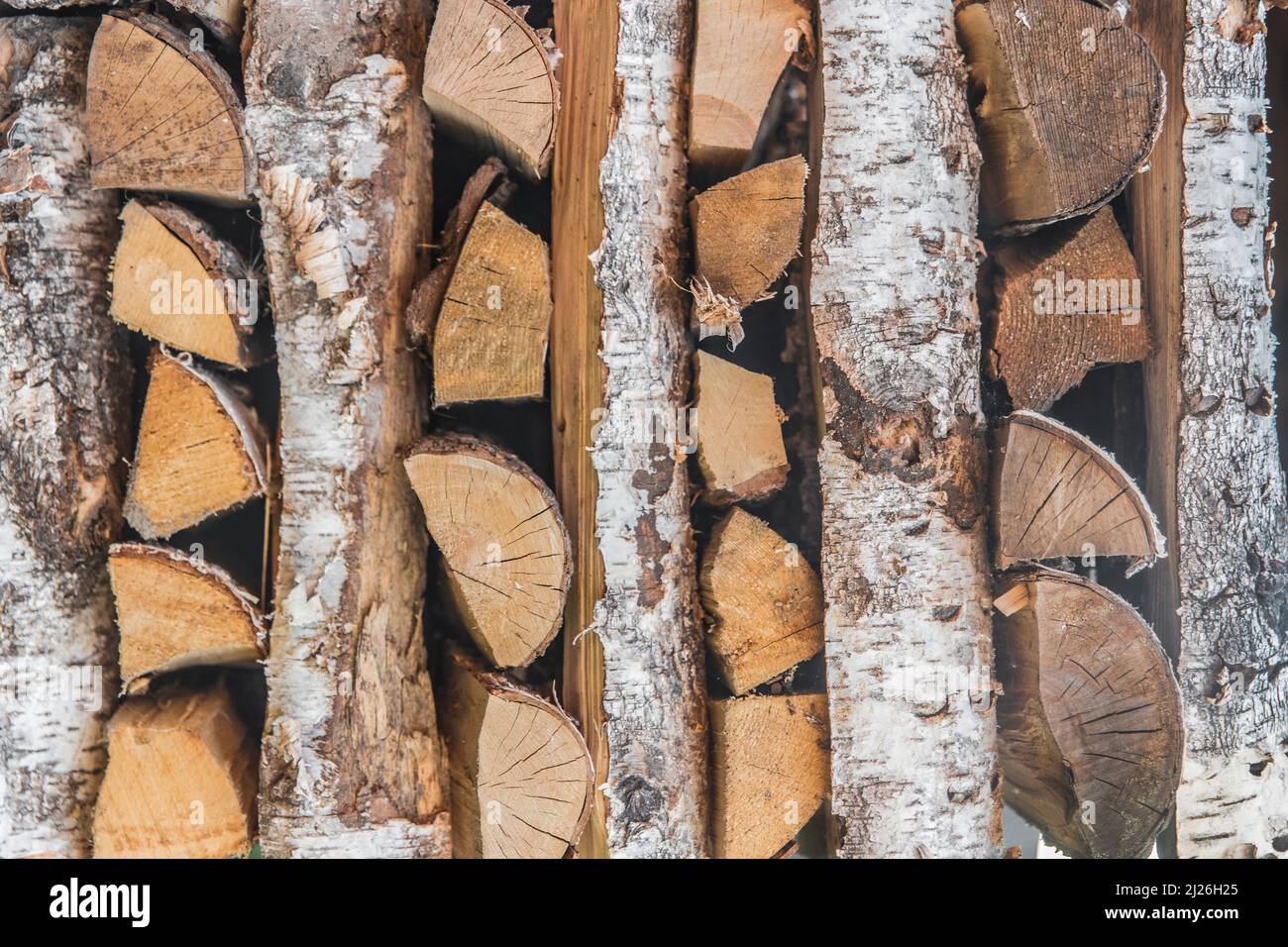 Bois de chauffage cheminée stockage matériaux bois arbre haché velours rural. Banque D'Images