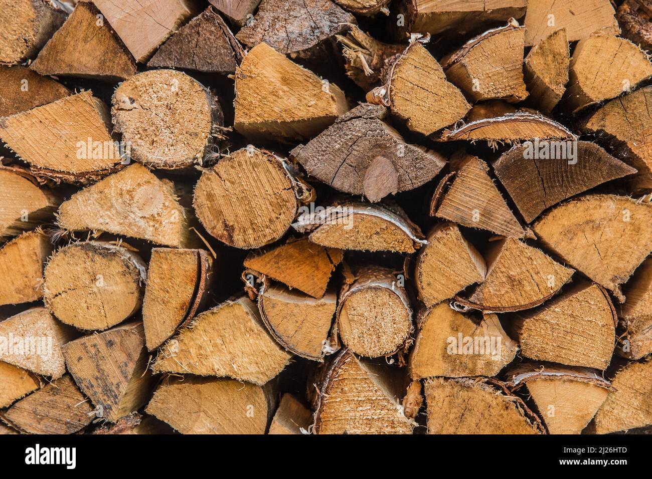 Bois de chauffage texture de cheminée stockage de fond matériaux en bois pile hachée. Banque D'Images