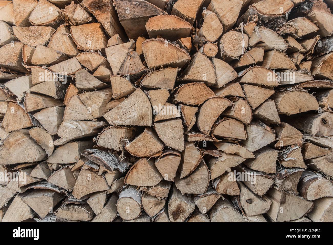Bois de chauffage texture de cheminée stockage de fond matériaux en bois pile hachée. Banque D'Images