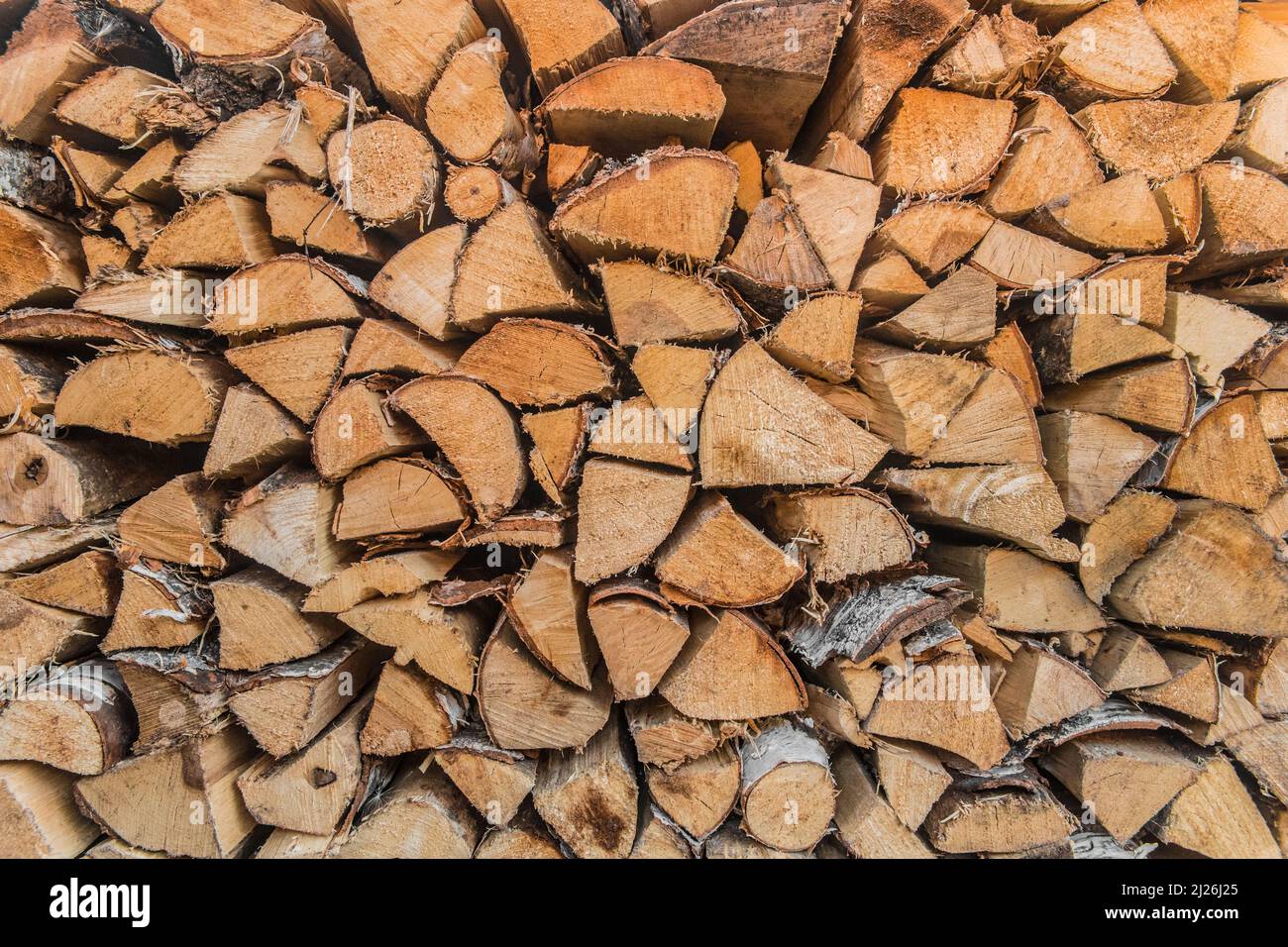 Bois de chauffage texture de cheminée stockage de fond matériaux en bois pile hachée. Banque D'Images