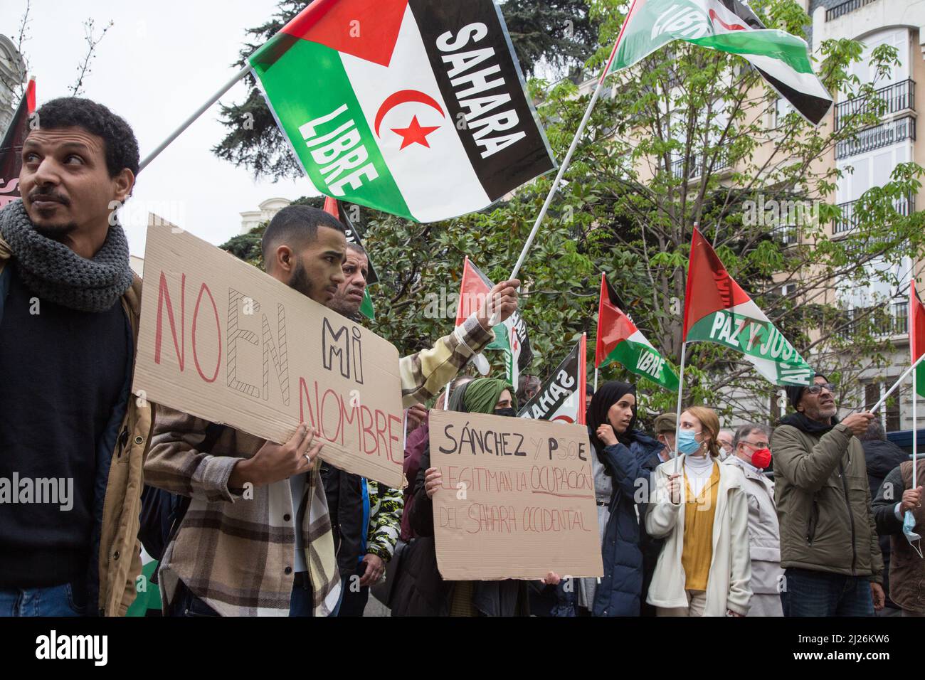 Madrid, Madrid, Espagne. 30th mars 2022. Les Sahraouis protestent contre Pedro Sanchez et demandent un référendum d'autodétermination au Sahara occidental aux portes du Parlement espagnol (Credit image: © Fer Capdepon Arroyo/Pacific Press via ZUMA Press Wire) Banque D'Images