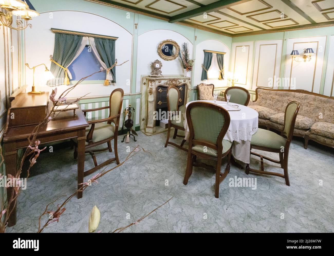 Intérieur Titanic ; récréation d'une suite de chambres Titanic First Class sur le RMS Titanic, The Titanic Exhibition, Londres 2022 Banque D'Images