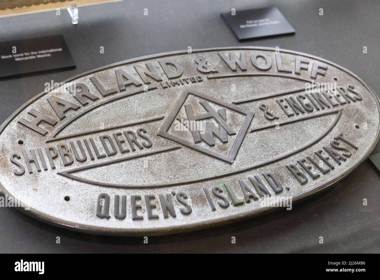 Harland and Wolff Builders plaque, Shipbuilders of the Titanic, White Star Line ; Queen's Island, Belfast, Irlande du Nord, Royaume-Uni Banque D'Images