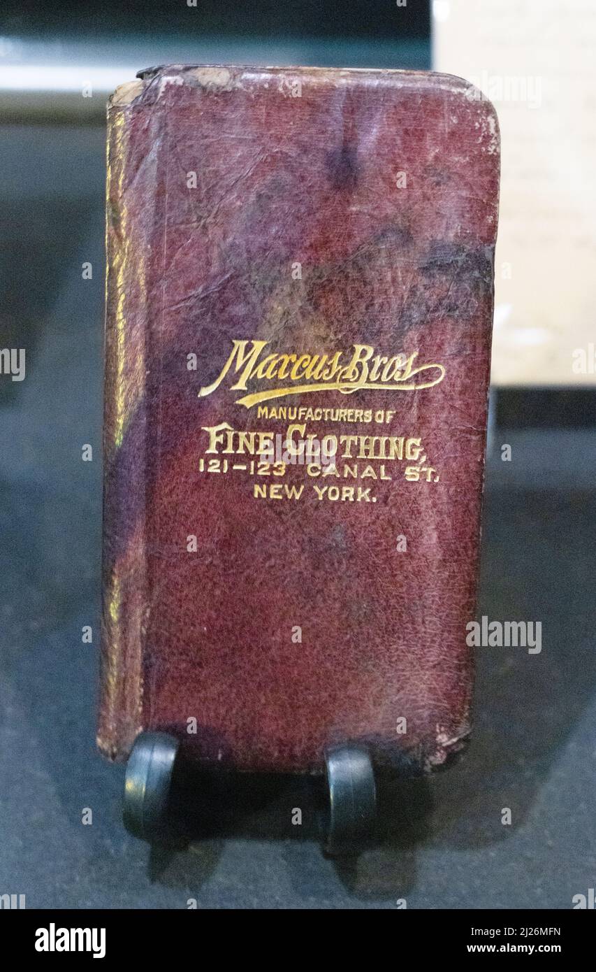 Souvenirs du Titanic; le carnet du passager Mauritz Adahl, trouvé sur son corps; l'un des objets du Titanic manyTitanic à l'exposition Titanic Londres Royaume-Uni Banque D'Images