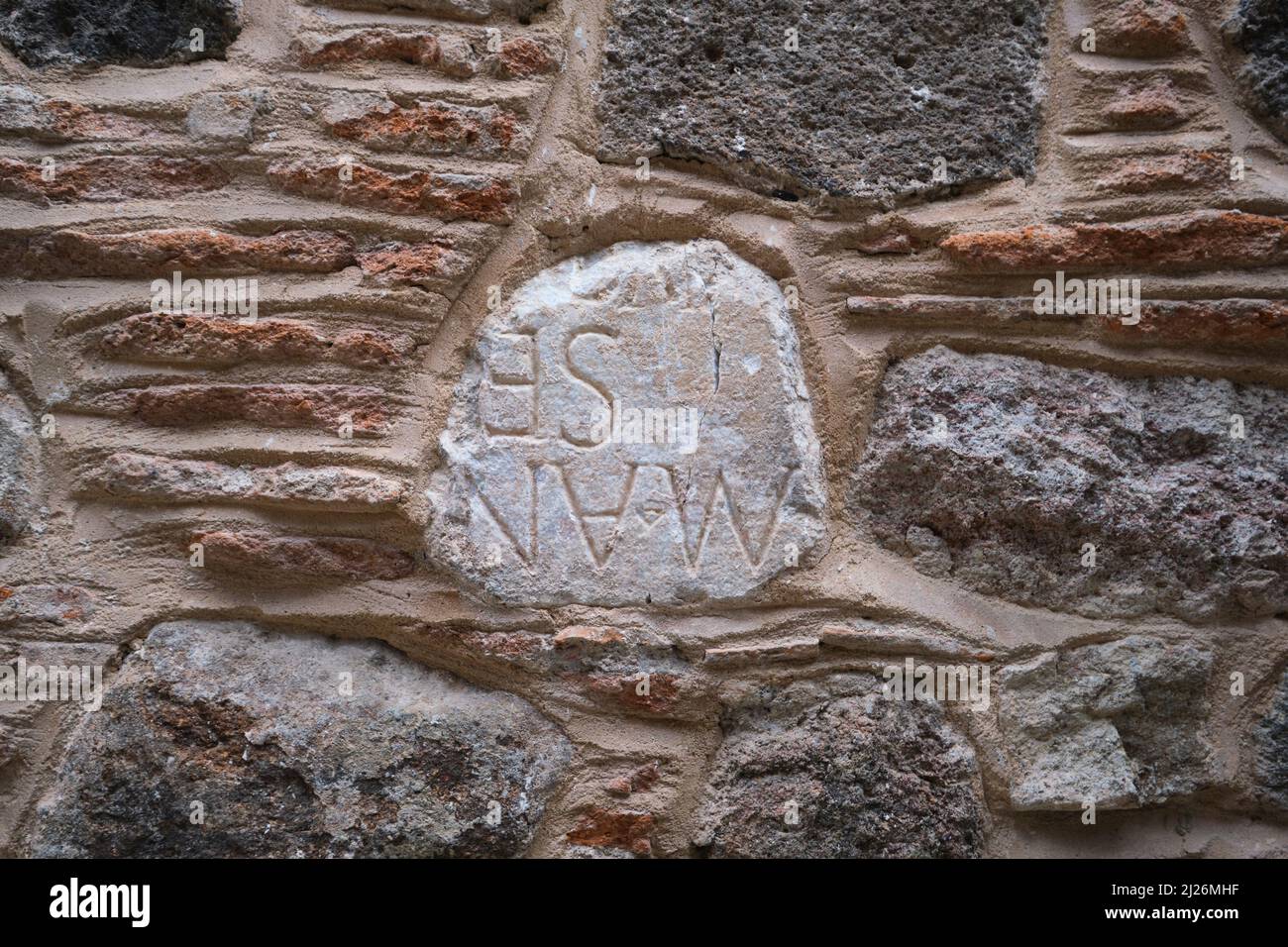 Détail de mur en pierre, fragment réaffecté des ruines romaines voisines. À la synagogue portugaise, maintenant une réunion publique du gouvernement, exposition, culturel Banque D'Images