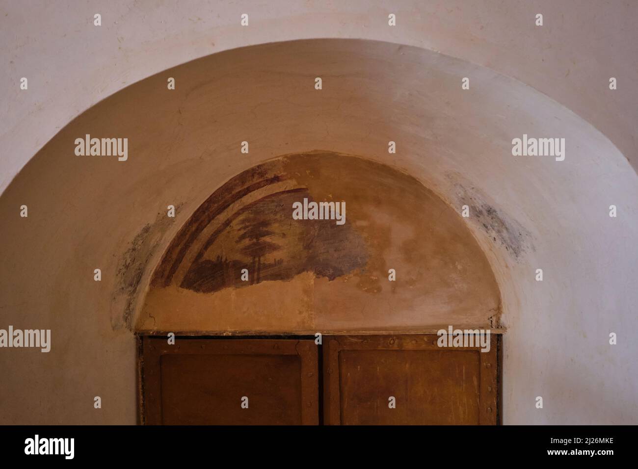 L'un des éléments originaux restants, un morceau d'art en plein air se fragmente au-dessus d'une porte. À la synagogue portugaise, maintenant une réunion publique du gouvernement, exhi Banque D'Images