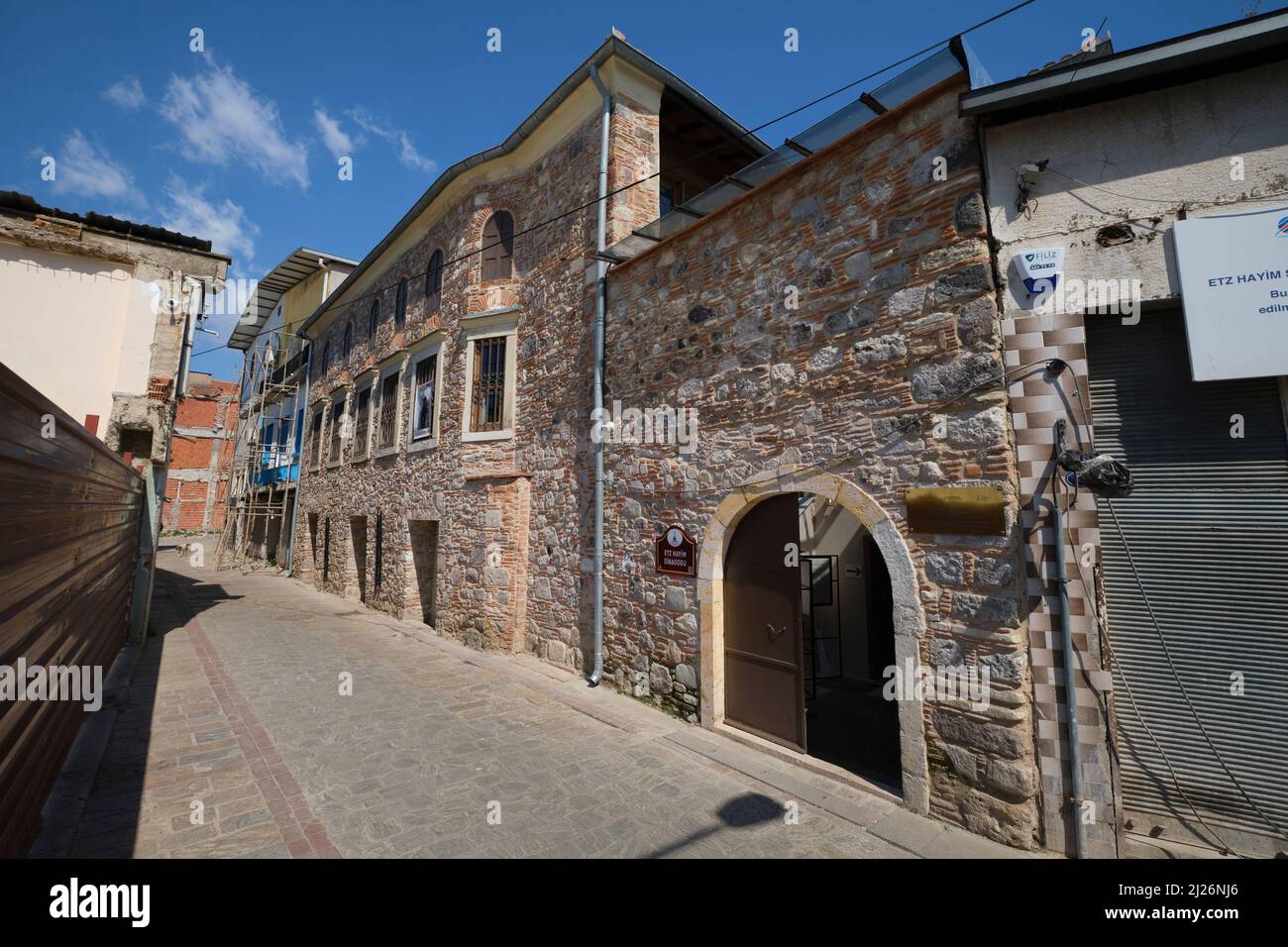 La pierre, l'extérieur de roche, la façade du bâtiment. À la synagogue Etz Hayim, aujourd'hui un espace d'exposition d'art, à Izmir, en Turquie. Banque D'Images