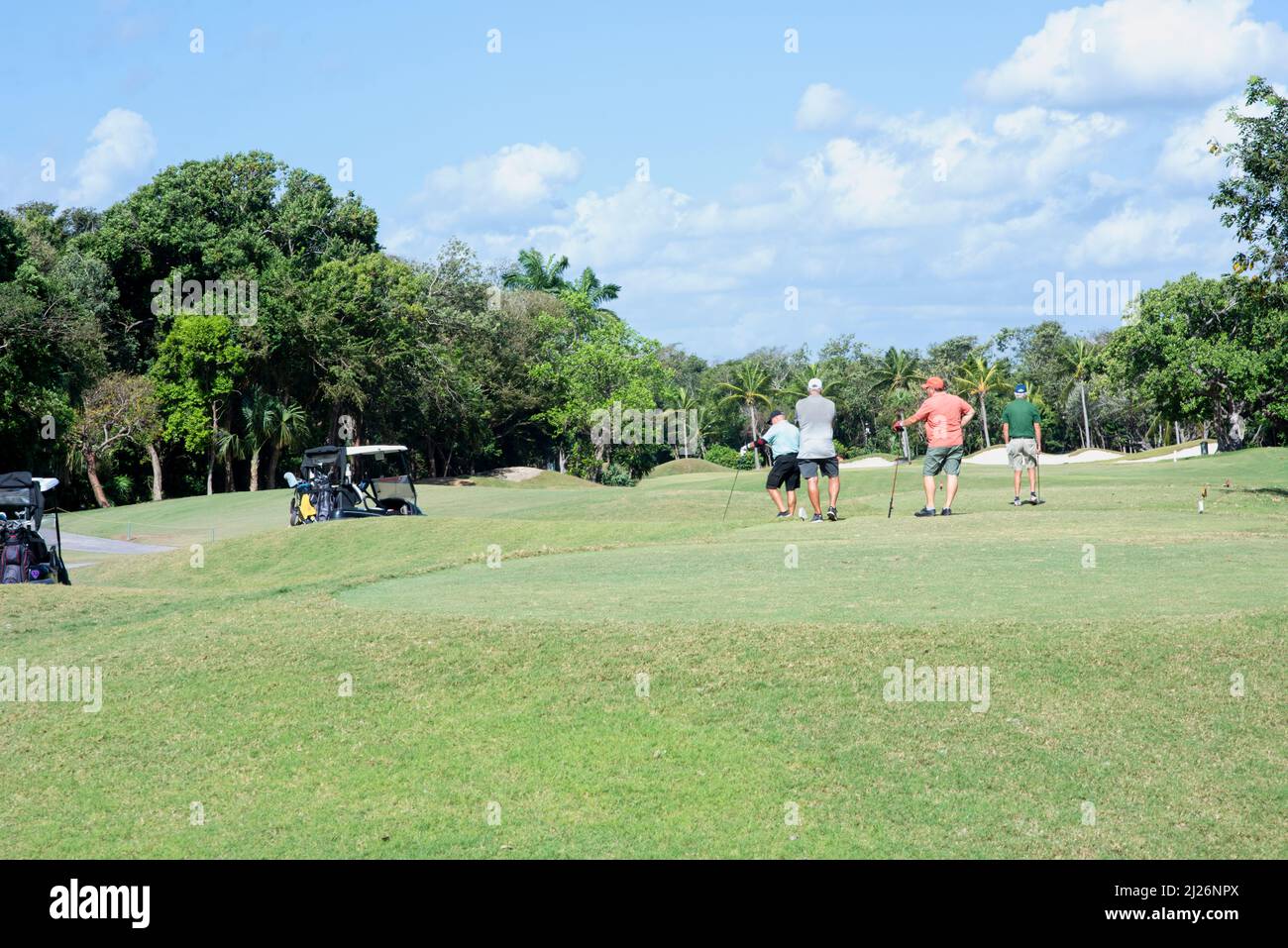 Playa del Carmen, Mexique, 29th, mars 2022 : vue arrière d'un groupe d'amis jouant au golf lors d'une journée ensoleillée au Mexique Banque D'Images